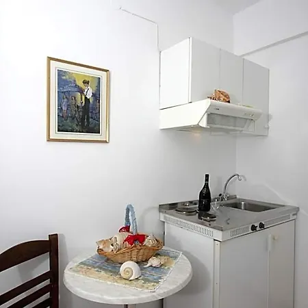 Manos 3* Vari (Syros)